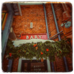 Новогодее оформление входа в кофейню в Туле.