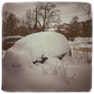 Машина под снегом. Сar under the snow